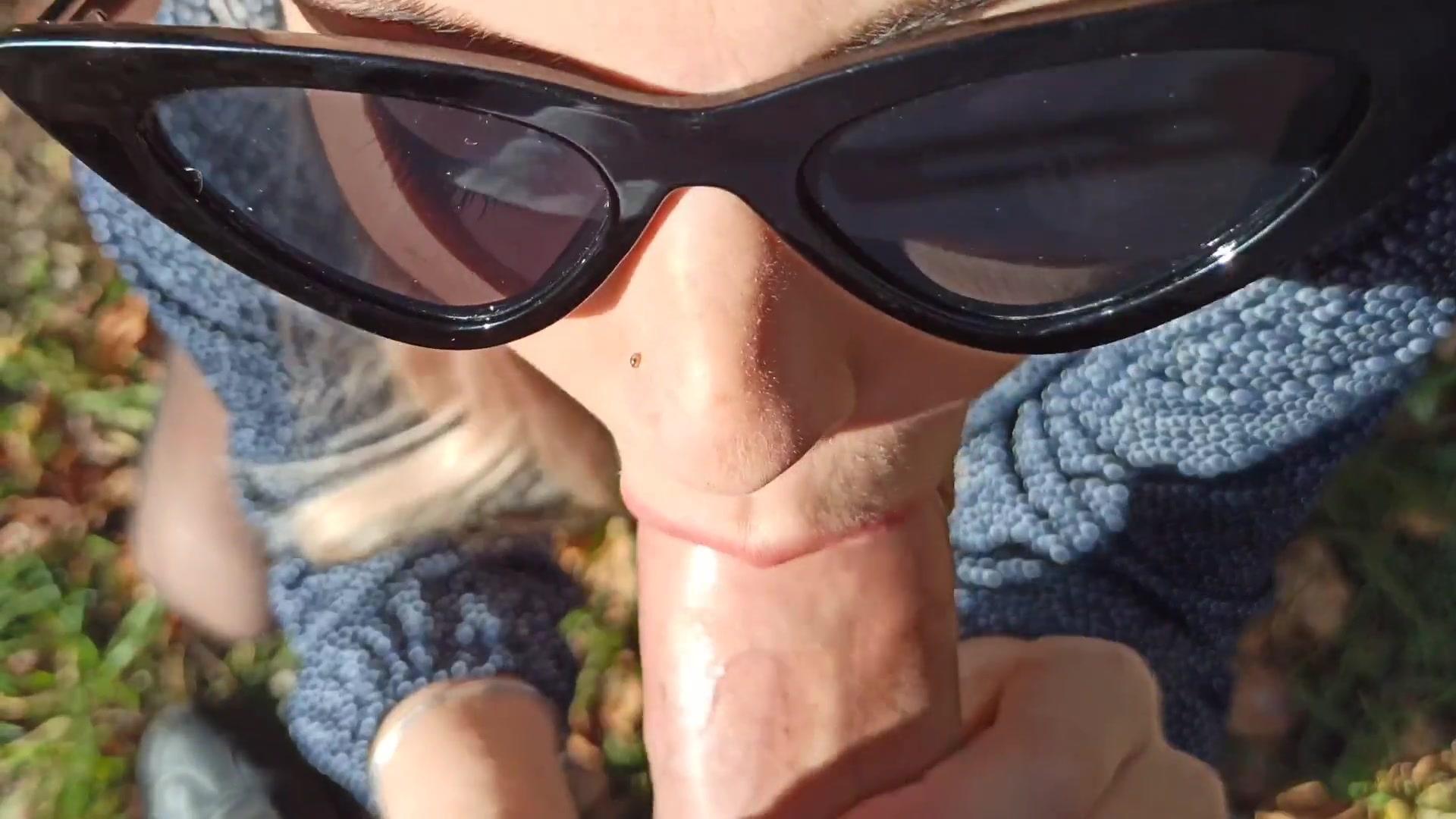 Люди видели и публичный отсос гламурной блондинки, и то, как какой-то чел раком от первого лица в пизду ебал её