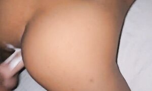 Отель пользуется популярностью у мужчин благодаря влажной киске и красивой попке азиатки с пирсингом пупка